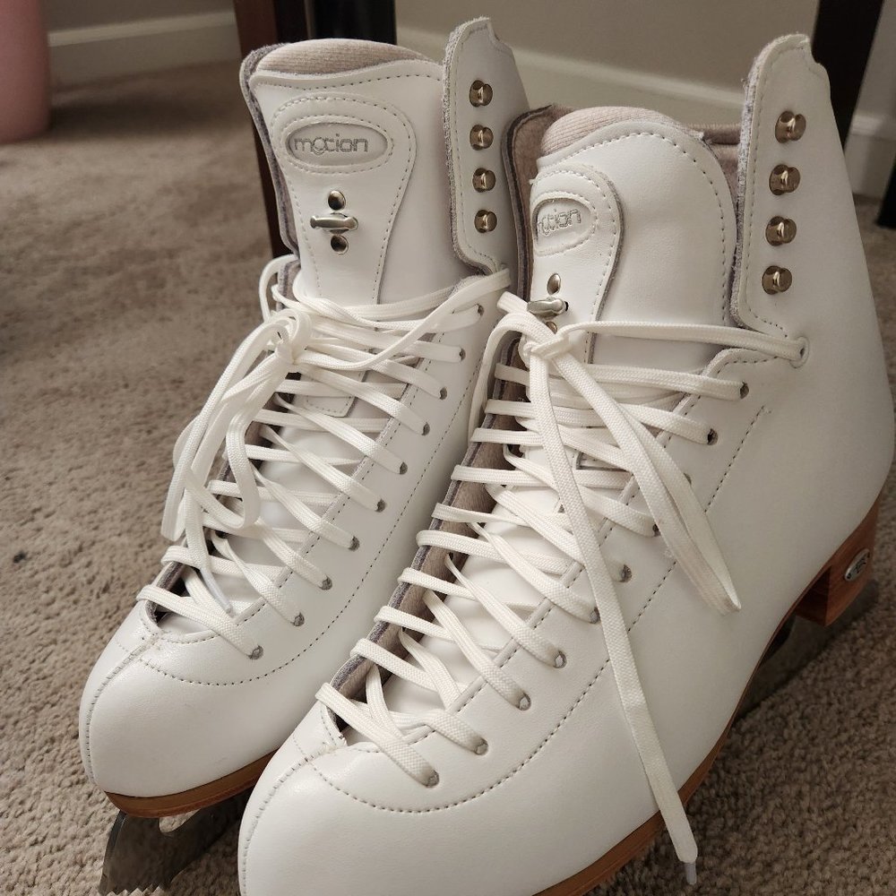 Riedell womens 9.5 wide Motion 255 with Eclipse blades.